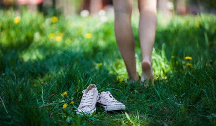 Barefoot: Je zdravé chodiť (skoro) bosí? 